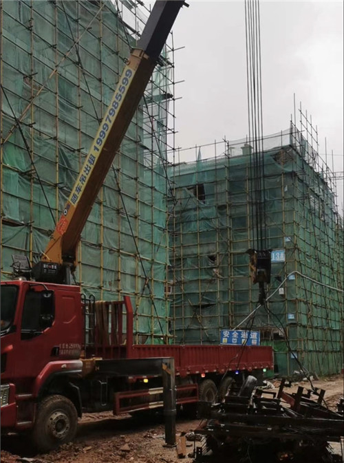 崇阳县“慢工细活”—— 吊车的 “微动控制” 技术